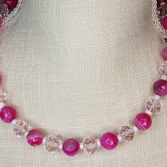 Handmade pink agate and glass beaded necklace 18" collar length - Picture 10 of 12